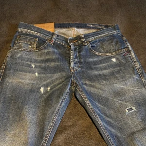 Dondup jeans| 30 - Dondup  jeasn| Storlek:30| skick: 10/10|Modellen är destroyd från butik| fina och ovanliga slitage| nypris ca 4000kr| SB.Closet| 