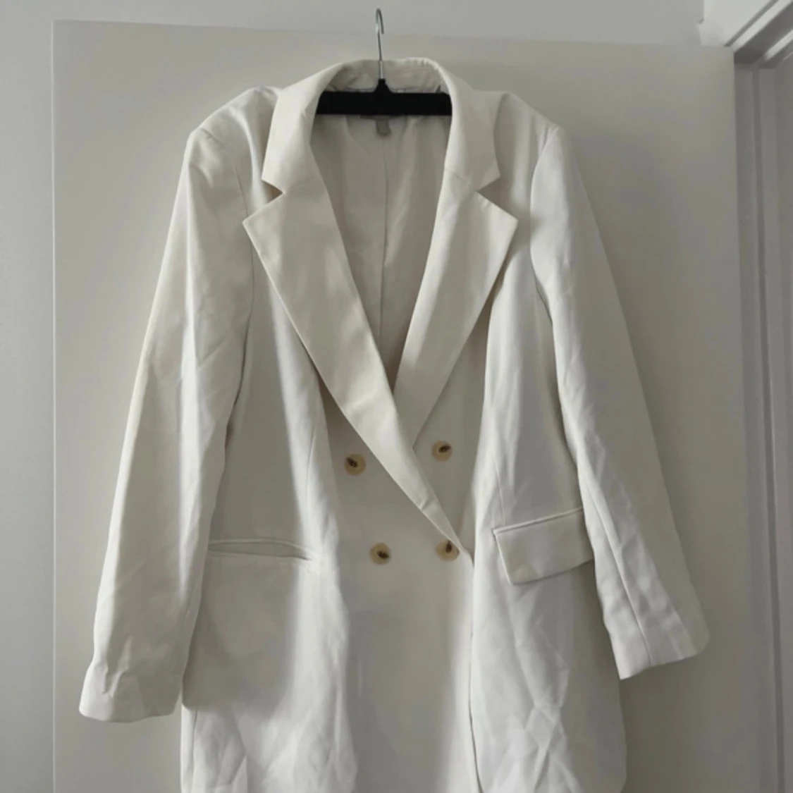 Vit kavaj med knappar