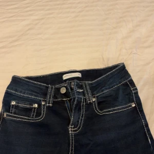Mörkblå lowaist bootcut jeans  - Supersnygga mörblå low waist bootcut jeans som aldrig används tyvärr, perfekta till vintern i storlek 34 och är ifrån ginatricot ❣️❣️