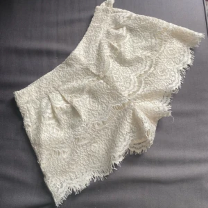 Spetsshorts - As snygga vita spetsshorts i bra skick