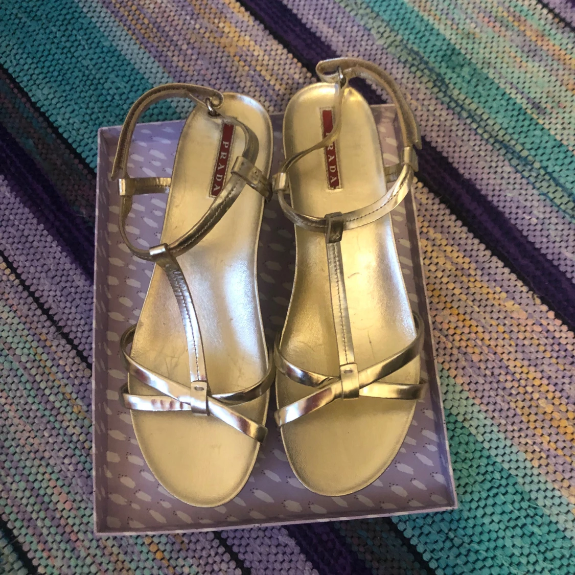 Guldiga sandaler från Prada