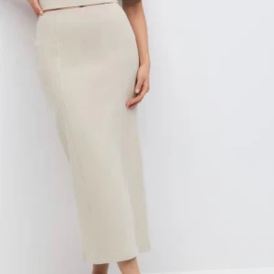 Beige midikjol - En jättefin beige kjol i et väldigt tjockt materail alltså perfekt till höst/vinter men även våren! Den har ett väldigt mjukt och stretchigt material! Den är alltså helt ny med prislappen kvar! Om snabb affäre så kan priset diskuteras💞 Det finns även en likadan kjol i svart i storlek S om någon är intresserad!!💞