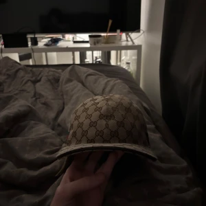 Gucci keps  - Säljer denna Gucci keps då den inte kommer till användning längre, kepsen har inga skador eller nått och den är äkta så klart.