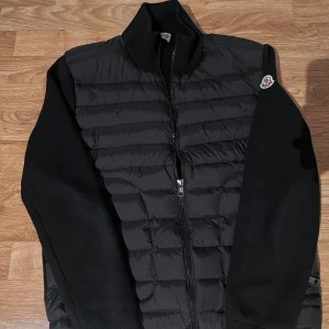 Moncler cardigan  - Nästan helt ny cardigan storlek S/M och priset kan diskuteras.