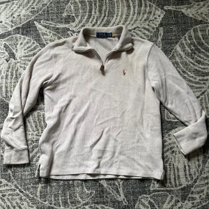 Beige half zip tröja från Polo Ralph Lauren - Säljer en beige långärmad tröja från Polo Ralph Lauren med klassisk broderad logga på bröstet. Tröjan har en snygg krage med half zip-dragkedja och är tillverkad i mjuk bomull. Knappt använd så skicket är 9/10. Storlek S. Om du har frågor eller vill diskutera priset så kontakta mig. Nypris cirka 1500-2000kr