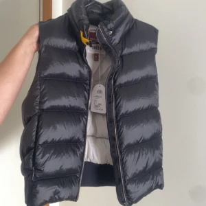 Para jumper väst  - Pris kan diskuteras . Hej säljer en helt ny väst, original pris 4500. Storlek M(ungdom). Jätte skönt matrial.