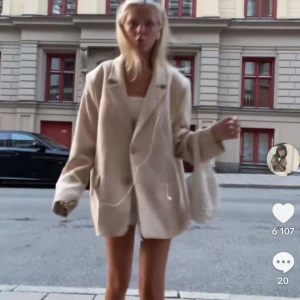 Oversized beige kavaj - Säljer en av mina favvisar<33 så bra passform och väldigt classy!!