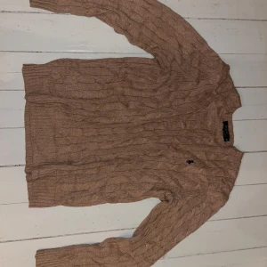 Beige Ralph Lauren cable knit - En mycket snygg kabelstickad tröja från Ralph Lauren. Den är i nästan perfekt skick även om jag har använt den ganska många gånger. Perfekt för lager för höst, vinter eller vår och fungerar även perfekt för sommarnätter och eftermiddagar. Det är ett riktigt bekvämt plagg och det håller dig varm utan att överhetta dig.   Rabatter på paket, så kolla in min profil!  ☎️Be mig om information/fler bilder.  🚚Snabb leverans!