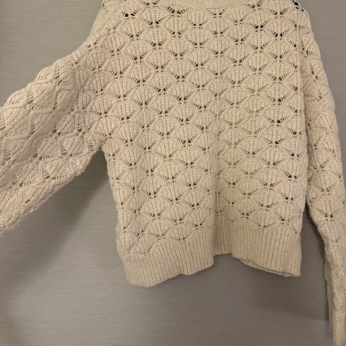 Beige stickad tröja med hålmönster - 1