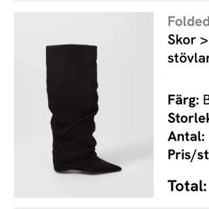 Svarta höga stövlar med spetsig tå - Säljer ett par svarta höga stövlar med snyggt slouchy skaft och spetsig tå. Stövlarna har en klassisk look och är tillverkade i mockaliknande material. Perfekta att styla med kjol eller klänning för en trendig vibe.