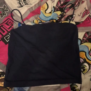 Linne - Mörkblått linne med smala straps i storlek M. Skriv om ni har frågor! Priset kan diskuteras och jag kan gärna mötas upp!