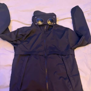 C.P company vindjacka  - Snygg c.p company vindjacka. storlek S, skick 9/10 inga konstigheter, perfekt för blåsiga dagar eller bara en casual look. (Pris kan diskuteras vid snabb affär) OBS! SKRIV INNAN KÖP!