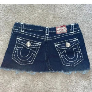 True Religion jeanskjol - Mörkblå jeanskjol från True Religion🤩🤩 lite liten i storlek så skulle säga mer w26/27. Lite seg dragkedja men funkar fortfarande 