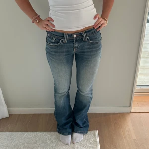 Levis bootcut jeans  - Lågmidjade Levis jeans i storlek XS. Midja: 36x2 cm innerben: 79 cm. Slitning vid bakfickan 