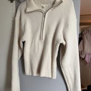 Ribbad vit stickad tröja med half zip - Supermysig ribbad stickad tröja i vitt med half zip och hög krage. 