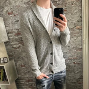 Stickad Cardigan - Dåligt skick, fläckig och utdragen. Storlek S passar dig som är mellan 185-195cm ungefär. Nypris ca 800kr. Modellen är 185 cm, 79 kg. Passar bra nu till vintern. Skriv för mer information!🤝