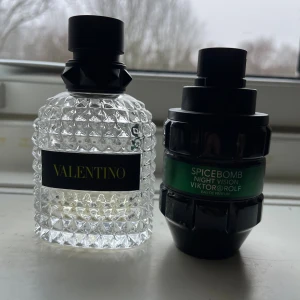 Valentino & Spicebomb parfymduo - Två populära parfymer: en från Valentino yellow dream och en Spicebomb Night Vision från Viktor&Rolf. Perfekt för dig som vill ha stilrena och trendiga dofter i samlingen. Båda flaskorna har modern design och passar dig som gillar att sticka ut. Det är parfym till precis under valentino loggan och i spicebomb vet jag inte riktigt men gissar ungefär 20 ml kvar
