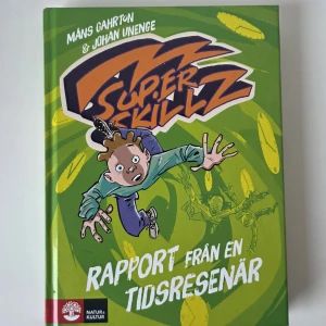 Super Skillz: Rapport från en tidsresenär - En fartfylld och humoristisk bok om Eskil Storm, en kille med superkrafter som hamnar i kris och måste rädda sig själv genom att resa i tiden. Perfekt för dig som gillar spänning, äventyr och roliga illustrationer. Passar unga läsare som vill ha en sträckläsningsbok med värme och action.