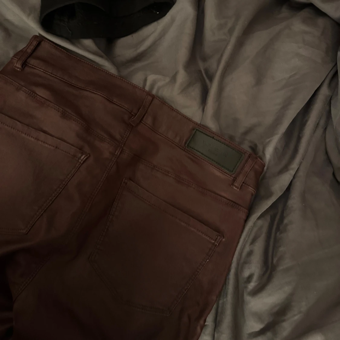 Vinröda skinnbyxor från Vero Moda - 4