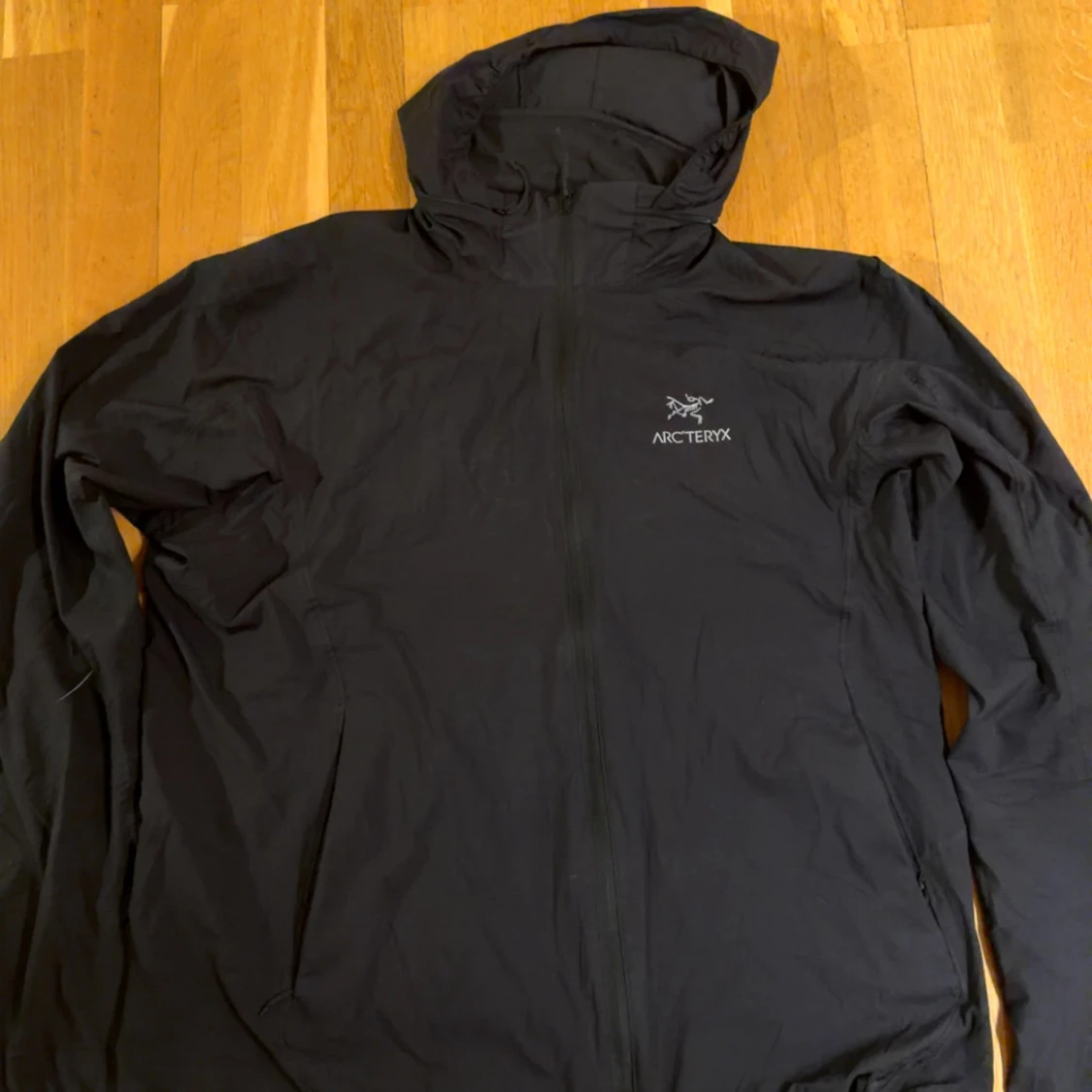 Svart vindjacka från Arc'teryx L