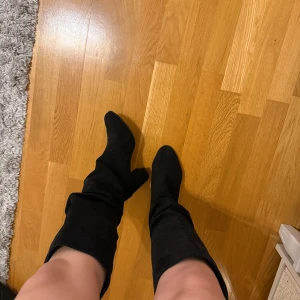 Svarta stövlar  - Nya svarta stövlar med en liten klack. Köpta på plick och vet ej märket men de är i nyskick och storlek 37. Är 160cm lång och de är såhär långa på mig. Det går jättebra att buda🫶