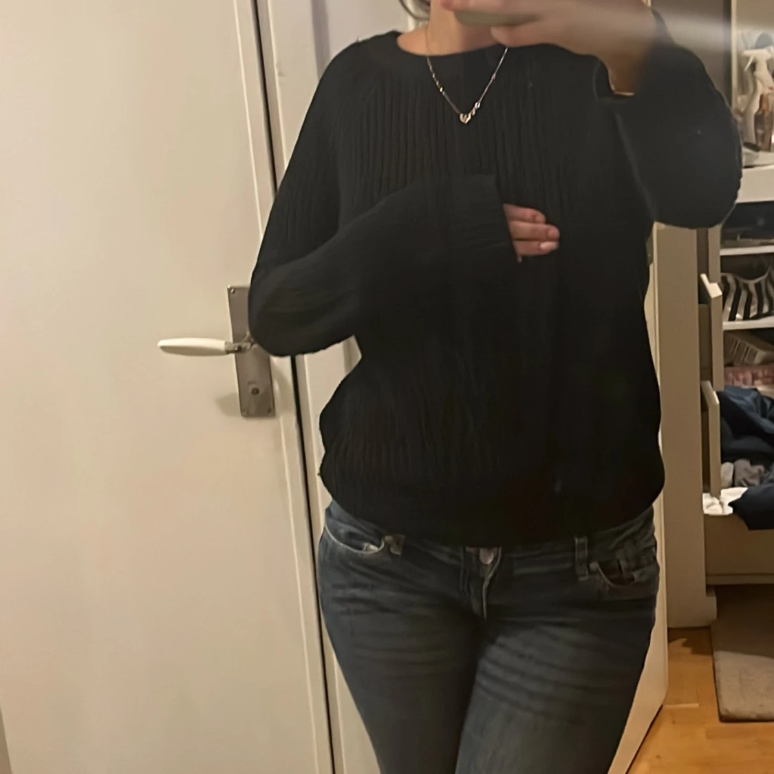 Svart stickad tröja med ribbad struktur