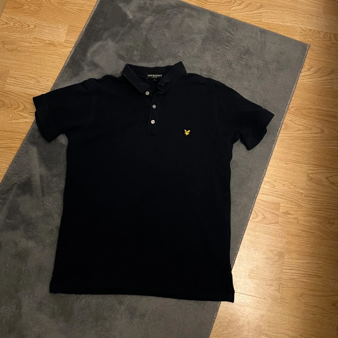 Svart pikétröja från Lyle & Scott
