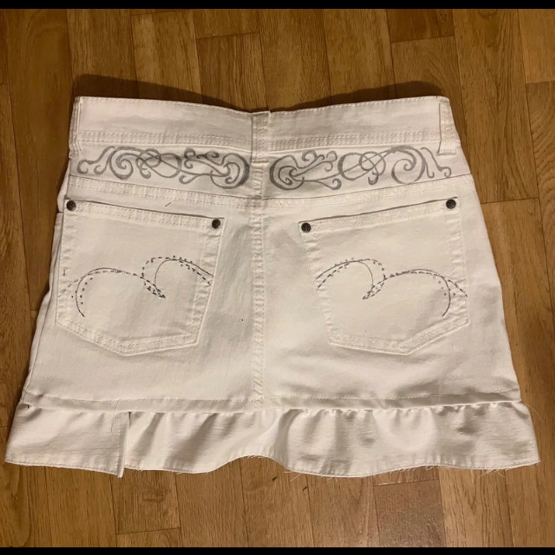 Vit minikjol med volanger   - 1