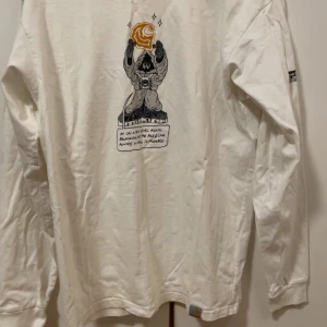 Vit långärmad Carhartt tröja Stl. S - Vit långärmad tröja från Carhartt Work In Progress i storlek S.