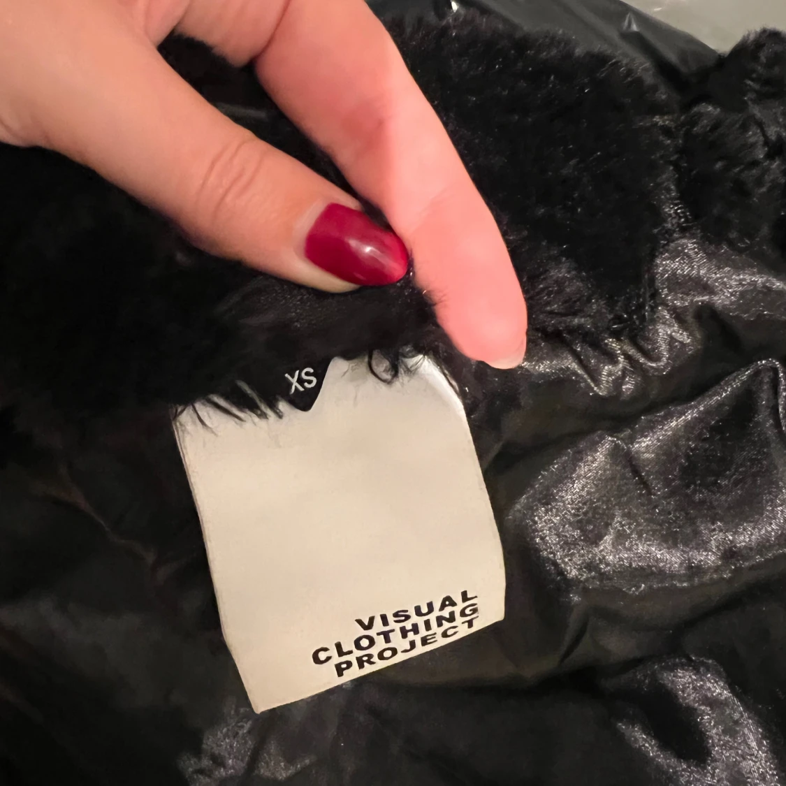 Svart pälsjacka från Visual Clothing Project - 2