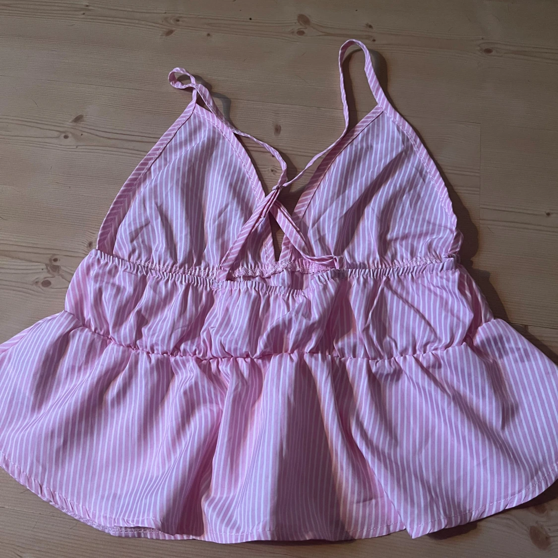 Rosa randig linnetopp med volang - 1