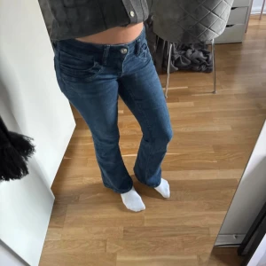 Blå bootcut jeans med låg midja - Snygga blå jeans med bootcut och Low Waist. 🩷Materialet är jeans med en lätt stretch för skön passform.💞 använda fåtal gånger. Pris kan alltid diskuteras 💕