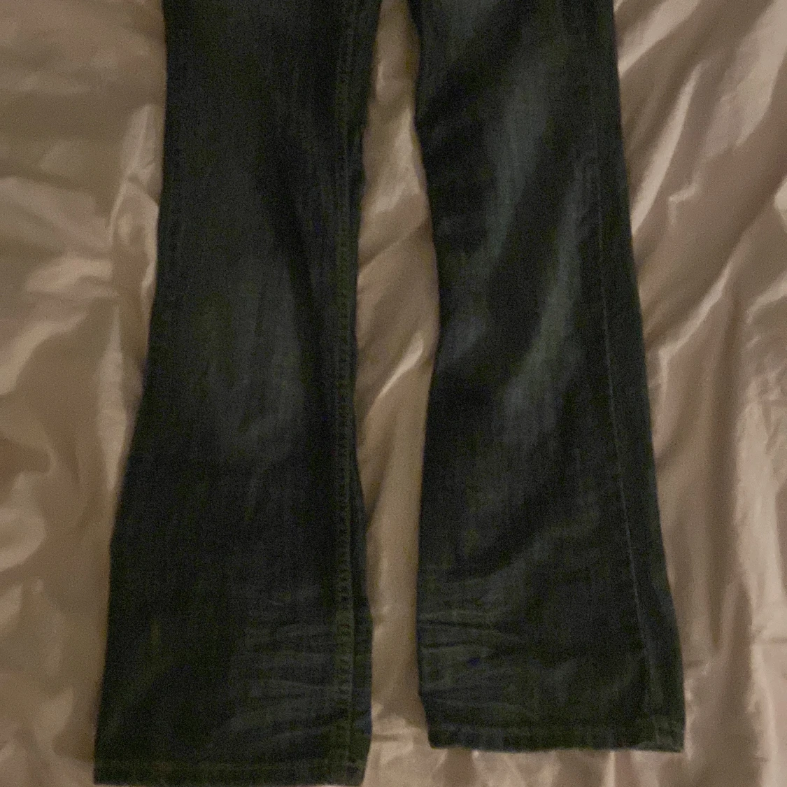 Mörkblå bootcut jeans med slitningar - 2