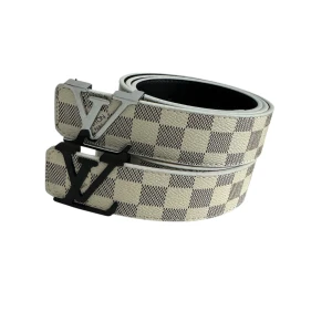 Louis Vuitton rutigt bälte i skinn - Snyggt bälte från Louis Vuitton med klassiskt rutigt mönster i beige och grått. Bältet har en silverfärgad LV-logga som spänne och är tillverkat i exklusivt skinn. Perfekt accessoar för att lyfta din outfit med en lyxig touch.