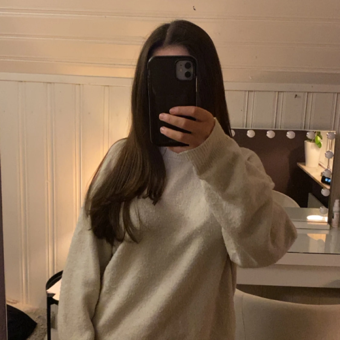 Vit stickad tröja med rund hals