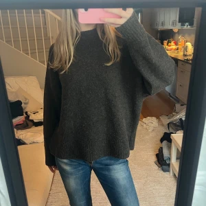 Mörkgrå stickad oversized tröja - Världens mysigaste stickad tröja som är oversized. Passar perfekt till hösten och vintern 🫶🏼 Storlek M men passar även S och XS  