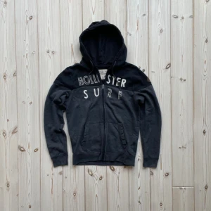 Hollister kofta - Säljer nu denna feta Hollister koftan i riktigt bra skick. Storlek: S. Perfekt nu i höst! Det finns en väldigt liten fläck på tagen men det syns inte när man har på sig koftan. Skriv vid frågor eller för mer bilder! 🤩