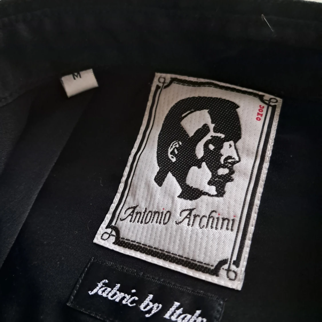 Svart skjorta med broderi från Antonio Archini - 4