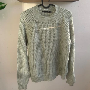 Ljusgrön stickad tröja  - Skön ljusgrön/mintgrön stickad tröja grovstickat mönster och rund hals. Tröjan har långa ärmar och ribbade muddar vid ärmslut och nederkant. Väldigt tjockt stickad tröja så är varm o bra till vintern. Löspassform så den är M men passar S L oxå bra✨