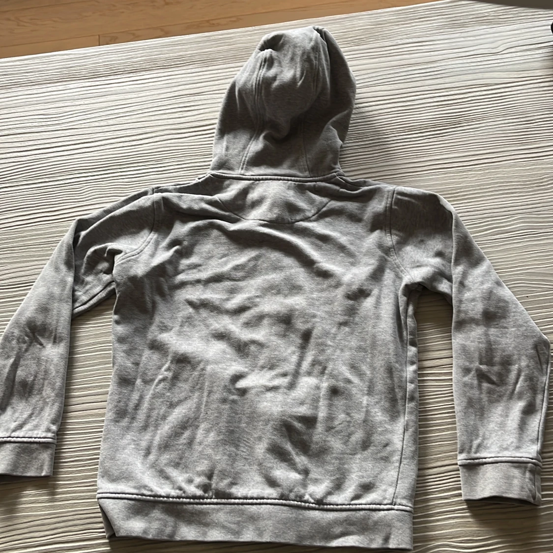 Grå hoodie från Lyle & Scott Junior - 1