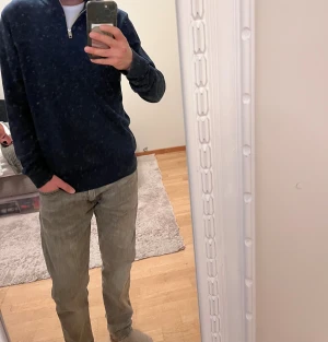 Mörkblå stickad half zip tröja - Snygg mörkblå stickad tröja från Jack and Jones med half zip-dragkedja och hög krage. Tröjan har långärmad passform och är perfekt för dig som gillar en clean och stilren look. Tveka inte å skriva ifall ni har frågor. 