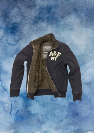 Fodrad Vintage Abercrombie & Fitch Kofta - Säljer denna otroligt unika och sällsynta Abercrombie & Fitch koftan med pälsfodring | Mycket bra skick | Längd ≈68 cm, Bred armhåla -armhåla ≈55cm | Modell: 175cm, 68kg