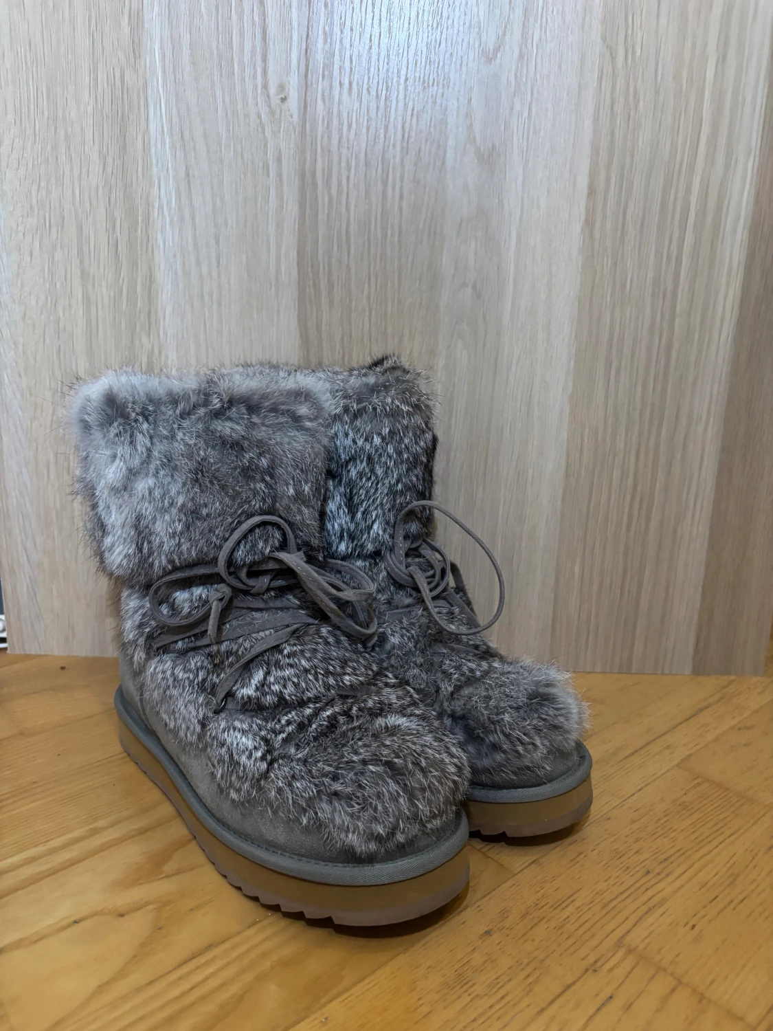 Taupe boots med päls och snörning - 1