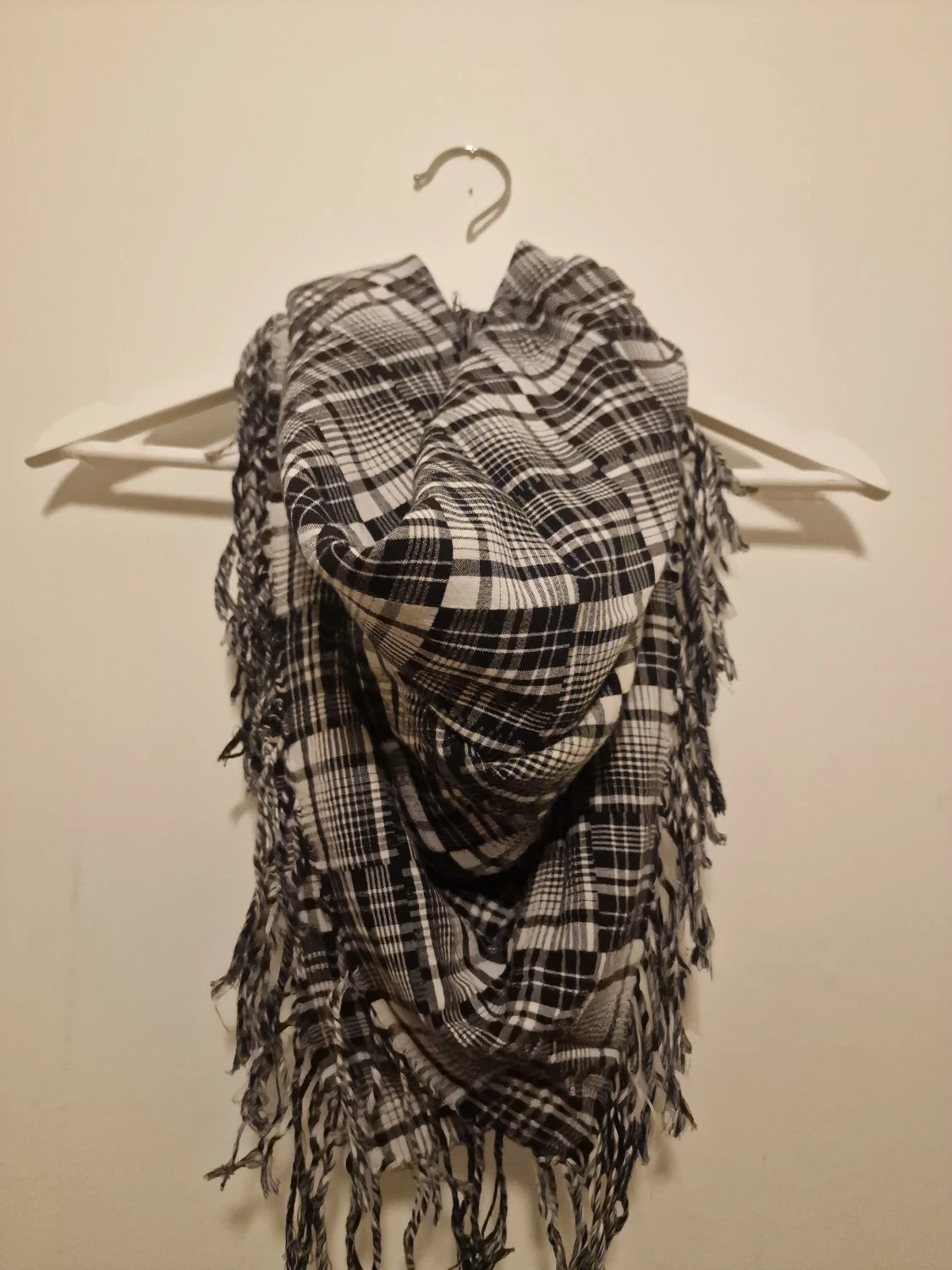 Svartvit rutig halsduk med fransar