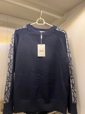 DlOR sweater - Säljer en snygg sweater från DlOR i färgen mörkblå. Storlek M. Fraktar samma dag 🎁 Passa på!