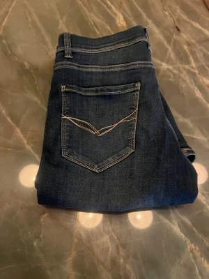  Mörkblå Lindex jeans  -  Riktigt snygga mörkblåa Lindex jeans knappt använda mycket bra skick 