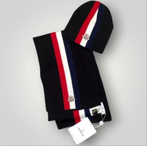 Moncler Mössa&halsduk  - Helt ny. Fin replika med grym kvalitet. One size. Pris: 999kr. Först till kvarn som gäller. Skickas direkt inom 24h