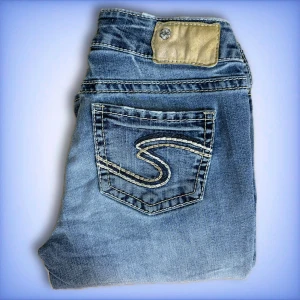 Silver jeans bootcut  - Ett par snygga lågmidjade, bootcut silver jeans i ett fint skick! Midjemått tvärs över: 35cm💙 Innerbenslängd: 83cm💙