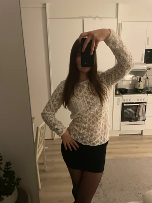 Spetstopp - Vit, långärmad spetstopp från Denim Hunter i storlek M. Perfekt för festen, middagen eller en dag på stan.