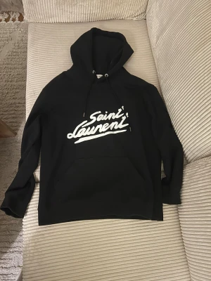 Saint laurent hoodie - Säljer nu min saint laurent hoodie pga att den har blivit för liten, storleken i tröjan är M men skulle säga att den passar S bättre. Inga skador eller liknade! Hör av er vid frågor, har inget og